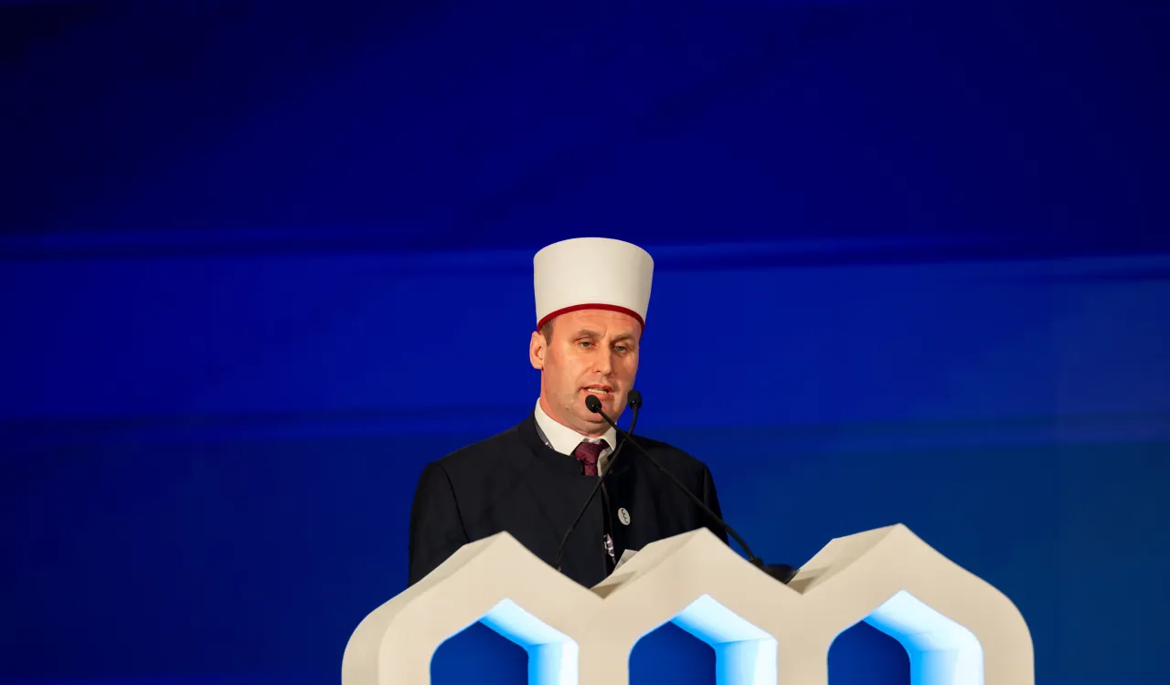 صدر، اسلامی مشائخ اور البانہ کے امامِ اکبر اور مفتی اعظم، جناب شیخ بویار سباہیو، اسلامی مکاتب فکر کے درمیان_پل کانفرنس کے دوسرے ایڈیشن کے افتتاحی اجلاس سے خطاب کرتے ہوئے