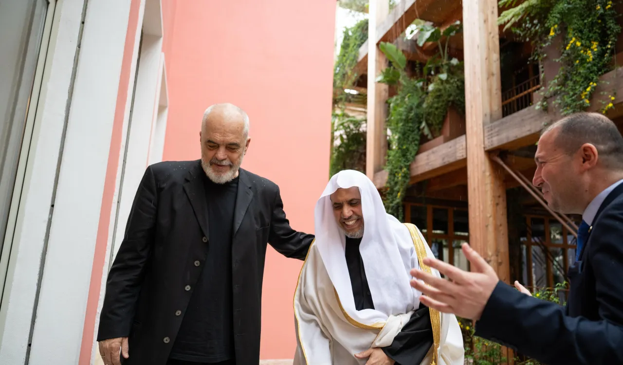 نخست‌وزیر آلبانی، آقای اَدی راما، در کاخ نخست‌وزیری از آقای دکتر شیخ محمد العیسی ، دبیرکل و رئیس انجمن علمای مسلمان، استقبال کرد