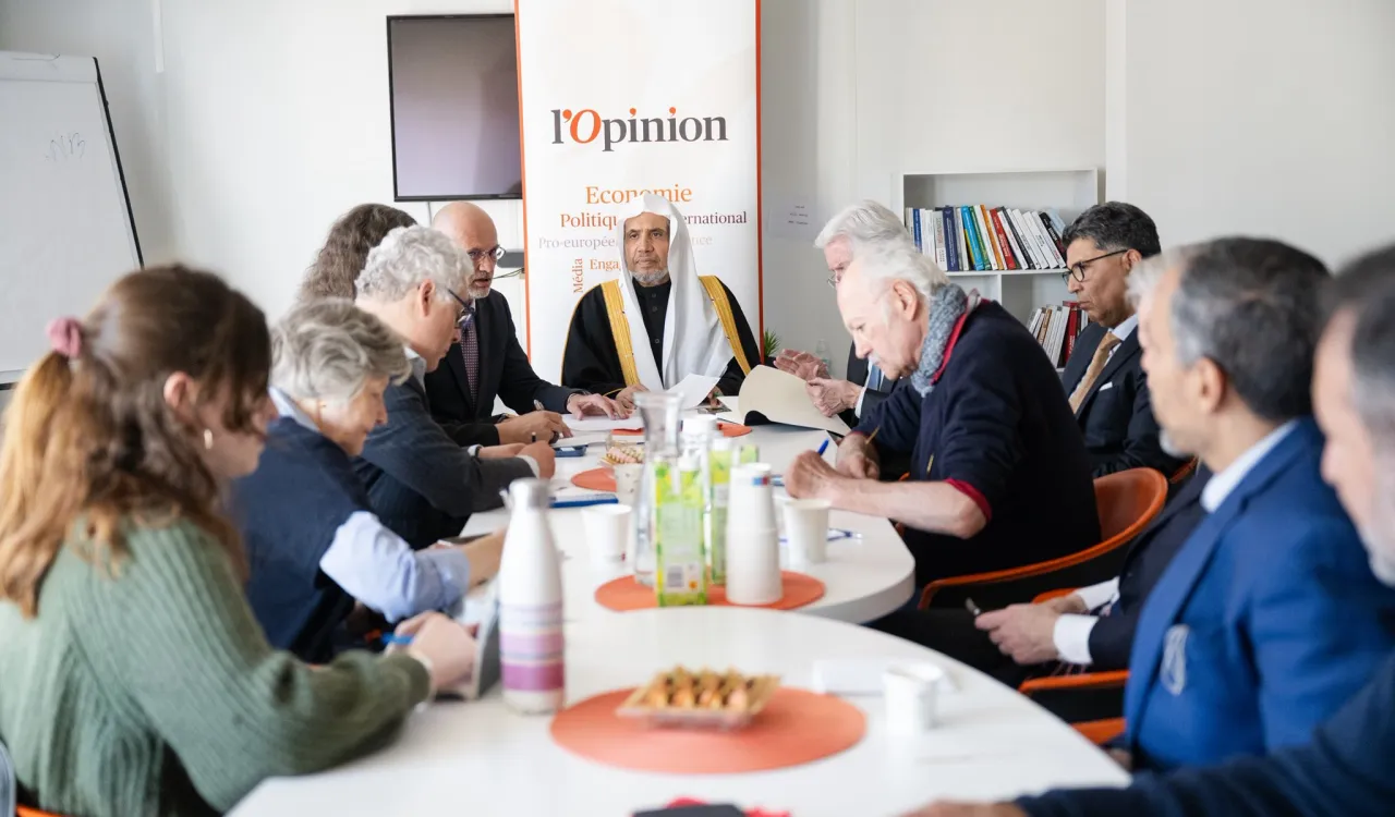 روزنامہ ”اوپینین“ نے فرانسیسی دارالحکومت پیرس میں اپنے صدر دفتر میں سیکرٹری جنرل رابطہ اور چیئرمین مسلم علماء کونسل عزت مآب شیخ ڈاکٹر محمد العیسی کی میزبانی میں ایک گول میز نشست منعقد کی، جس میں متعدد تحقیقی اداروں، سیاسی شخصیات اور رائے سازوں نے شرکت کی۔ نشست میں درج ذیل امور پر گفتگو ہوئی: