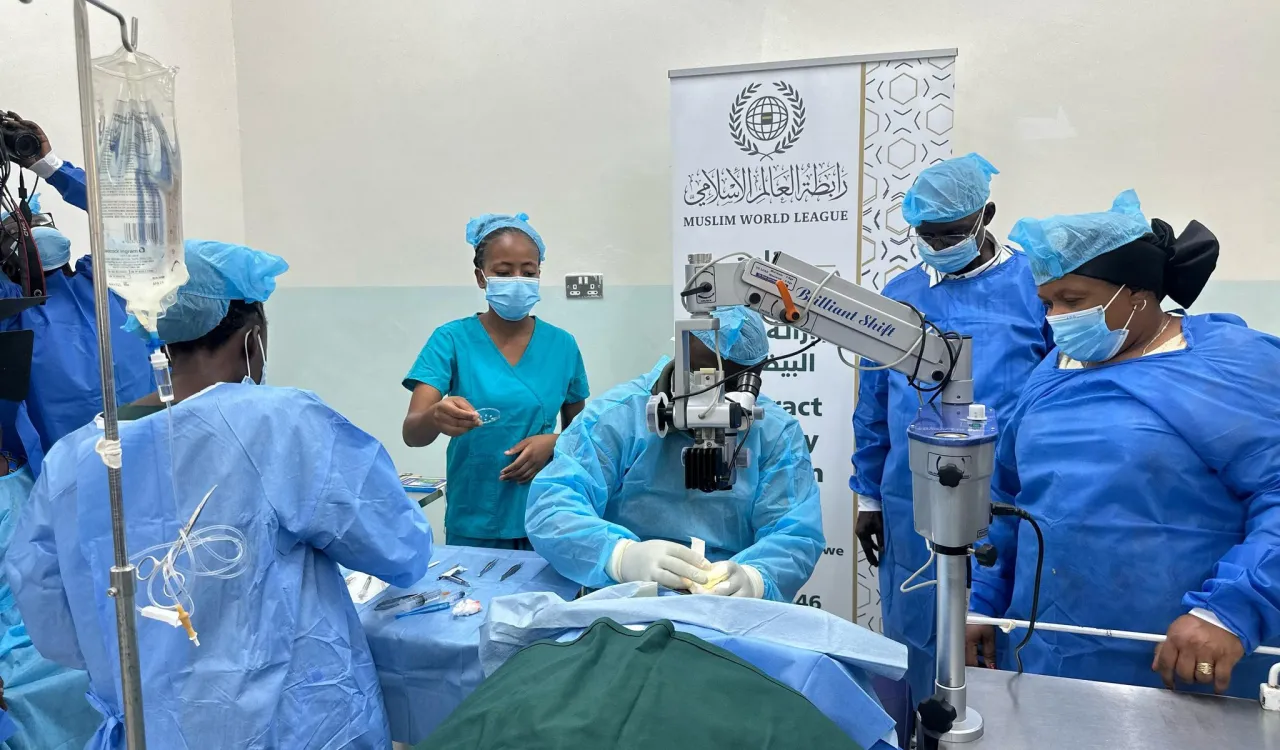 ایستگاه «نورها» این‌بار در خدمت نیازمندترین بیماران در زیمبابوه قرار گرفت. در اینجا تصاویری از مرحله‌ای جدید از پروژه مبارزه با نابینایی را می‌بینید که توسط سازمان همبستگی جهان اسلام در قاره آفریقا، با همکاری نهادهای دولتی و مردمی، اجرا می‌شود.