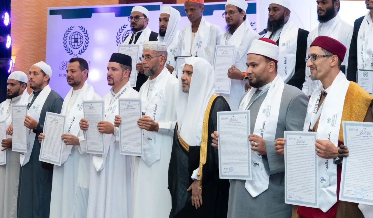 ہمارے نبی کریم ﷺ تک متصل سند کے ساتھ قرآن کریم کی اجازتوں کا شرف، ایسا عظیم اعزاز ہے جس پر رابطہ عالم اسلامی کو فخر حاصل ہے۔ رابطہ یہ فریضہ انجام دے رہا ہے کہ دنیا بھر میں امت کے بہترین حفاظ و حافظات تک یہ عظیم امانت پہنچائے۔