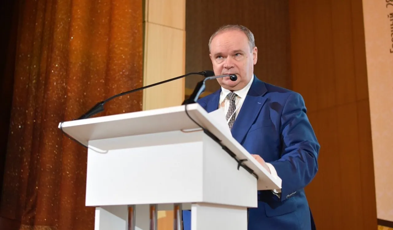 Des représentants du gouvernement russe dont le bureau de la présidence, le conseil de la Douma (le Parlement) durant lors allocution au congrès de la Ligue Islamique Mondiale à Moscou