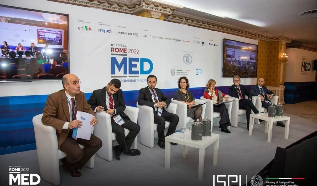 به نمایندگی از جناب دبیرکل شیخ دکتر. محمد العیسی: عامل ارتباطات سازمانی عبدالوهاب الشهری در کنفرانس "گفتگوهای مدیترانه ای" در رم شرکت می کند.