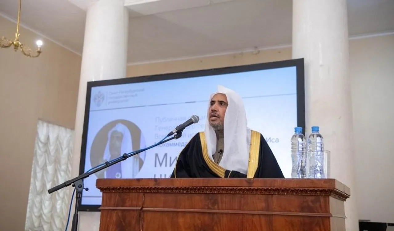 D. Mohammad Alissa tient une conférence à l’université publique de Saint Pétersbourg en présence de son doyen, divers enseignants et des étudiants