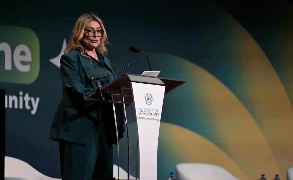 معالي السيدة إيفون أباكي، الوزيرة والدبلوماسية الأكوادورية المرشحة لشغل منصب الأمين العام للأمم المتحدة، ملقيةً كلمتها في الجلسة الافتتاحية لفعالية الرابطة :"الذكاء الاصطناعي للجميع بمحاورها المتعددة"