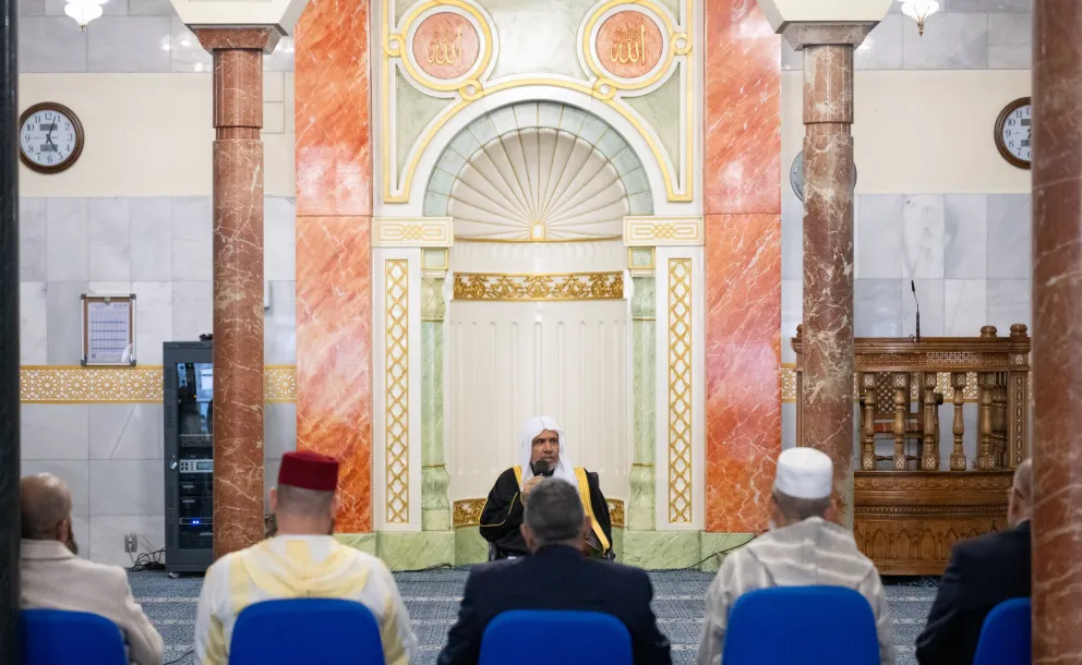 ‏التقى معالي الأمين العام، رئيس هيئة علماء المسلمين، الشيخ د.⁧‫محمد العيسى‬⁩ ⁦‪‬⁩، في مسجد مركز ⁧‫رابطة العالم الإسلامي‬⁩ بالعاصمة "مدريد"، مسؤولي العمل الإسلامي في عموم إسبانيا بمختلف تنوعهم