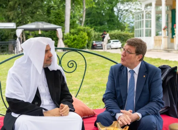 با حضور رئیس دولت ژنو جناب : مائورو پوجیا، و تعدادی از نمایندگان پارلمان سوئیس، و مقامات بین المللی، اعضای هیئت دیپلماتیک در ژنو، و حضور روحانیون و علماء: