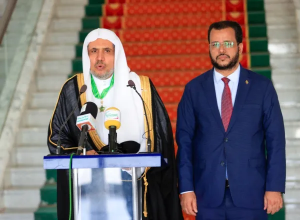 In a great ceremony attended by ministers: the Mauritanian president awards Sheikh Dr. Al-Issa the National Order of Merit for his international efforts in clarifying the true image of Islam