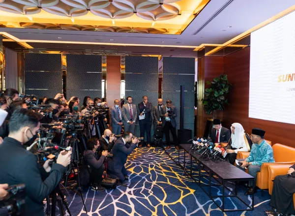 Setelah mengadopsi isinya dalam kurikulum agama dan melatih para imam di Asia, Afrika, dan Amerika, Liga Dunia Muslim menghargai interaksi Islam dan internasional yang hebat untuk referensi Dokumen Al-Mukarramah Makkah.