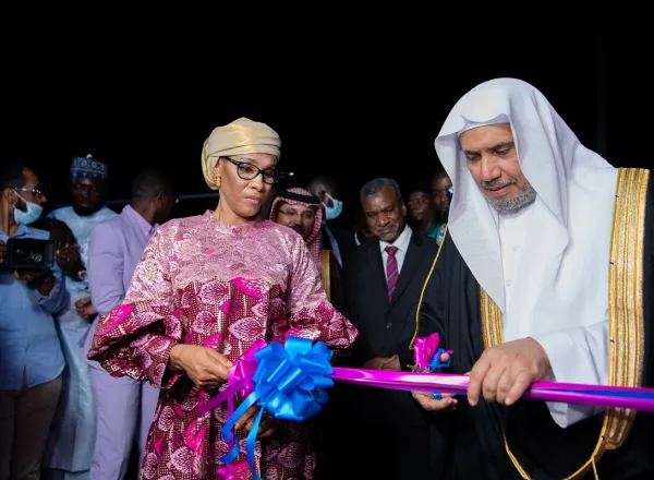 بحضور ومشاركة فخامة رئيس جمهورية غامبيا: الأمين العام لرابطة العالم الإسلامي يُطلق أعمال مؤتمر علماء المسلمين في أفريقيا