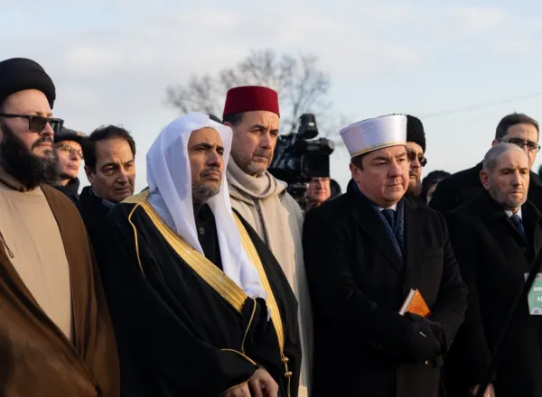 أمين رابطة العالم الإسلامي يختتم زيارته التاريخية إلى مواقع الإبادة الجماعية في أوشفيتز