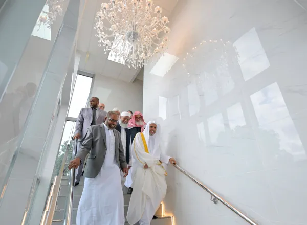 Le Secrétaire général de la Ligue islamique mondiale inaugure la mosquée Ar-Rahman en Nouvelle-Zélande et y prononce le premier sermon du vendredi.