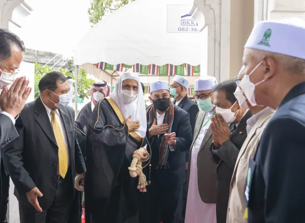 Mohammad Alissa a visité la mosquée Tun Son à Bangkok qui est considérée comme la plus ancienne mosquée du Royaume de Thaïlande construite en 1610 après JC ; le SG y a rencontré des cheikhs et des imams, afin d’échanger sur des sujets d’intérêt commun.