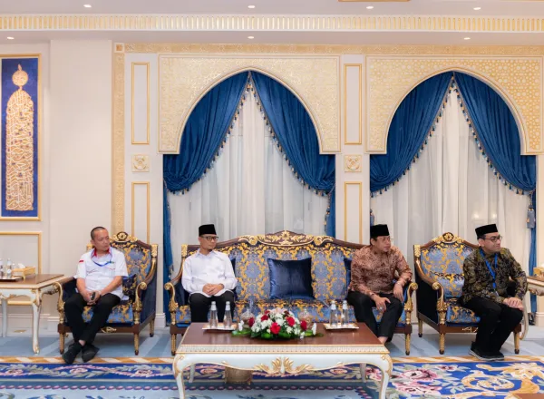 استقبل معالي الشيخ د. محمد العيسى‬⁩ في مقرّ الرابطة بمكة المكرمة، معالي وزير الشؤون الدينية الإندونيسي الشيخ ياقوت خليل قوماس، ومعالي رئيس جمعية نهضة العلماء الشيخ يحي خليل