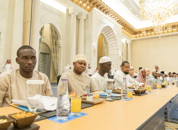 ‏معالي الشيخ د. ⁧‫محمد العيسى‬⁩ في افتتاح ندوة "خدمة الوحيين": (نتعبد الله تعالى بخدمة الكتاب والسنة، وسبيلنا لذلك التَّعَلُّم والتعليم والعمل والبذل مع الاجتهاد والمُتابعة والتقويم)