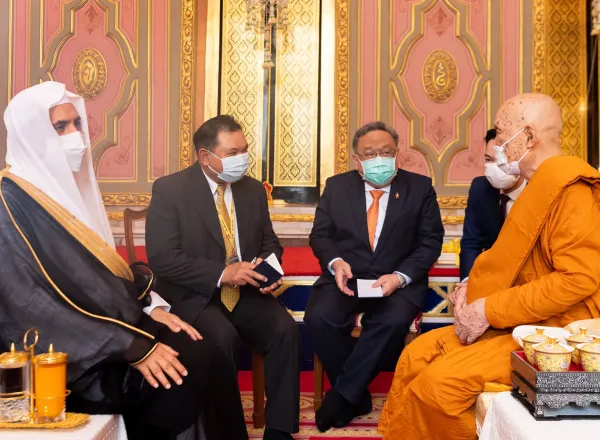 التقى الشيخ د.محمد العيسى برأس القيادة البوذية في تايلاند‬⁩ الذي أعرب عن تقديره الكبير لزيارة معاليه وفق تقاليده الدينية