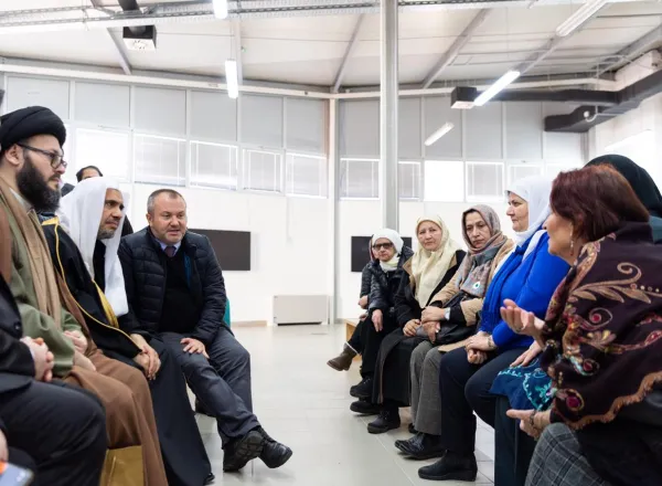 Dans le cadre de la tournée mondiale de soutien aux victimes de massacre: Mohammad Alissa dirige une délégation musulmane  comprenant aussi des responsables des différentes religions afin de rendre hommage aux victimes musulmanes du massacre de “Srebrenica”.