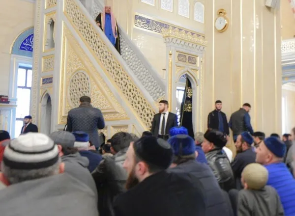 D. Alissa durant le sermon à la grande mosquée de Grozny