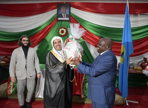 ‏معالي الأمين العام الشيخ د.محمد العيسى⁩ يلتقي ضمن جولته الأفريقية معالي رئيس ⁧البرلمان⁩ في جمهورية ⁧بوروندي⁩، حيث ثمّن معاليه مبادرات وفعاليات ⁧الرابطة⁩ الدولية لدعم الوئام و ⁧السلام⁩ في دول التعدد الديني والإثني، كما تبادلا الهدايا التذكارية.