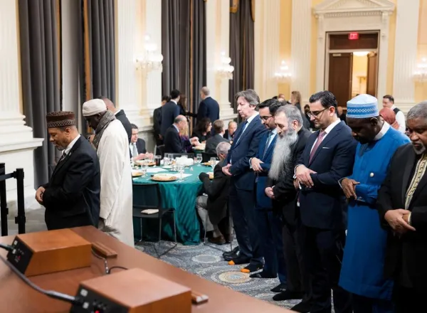La Ligue islamique mondiale rassemble les représentants des religions et les décideurs politiques lors du premier dîner d’iftar du Ramadan au Congrès américain