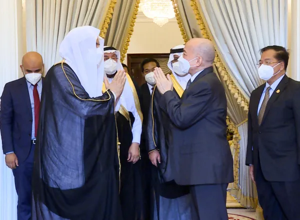 جلالة ملك كمبوديا نورودوم سيهاموني، يستقبل معالي الأمين العام الشيخ د. محمد العيسى‬⁩.