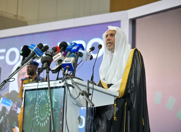 صورٌ من المؤتمر الدوليّ المنعقد -مساء اليوم- في العاصمة النيجيرية "أبوجا"، برعاية فخامة الرئيس، ومشاركة معالي الأمين العام رئيس هيئة علماء المسلمين، الشيخ د. محمد العيسى‬⁩ ‬⁩، بخصوص مبادرة الرابطة حول "السِّلم المجتمعي في غرب أفريقيا"