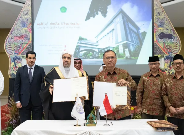 HE Dr. Mohammad Alissa was awarded an honorary doctorate from the Maulana Malik Ibrahim State Islamic University