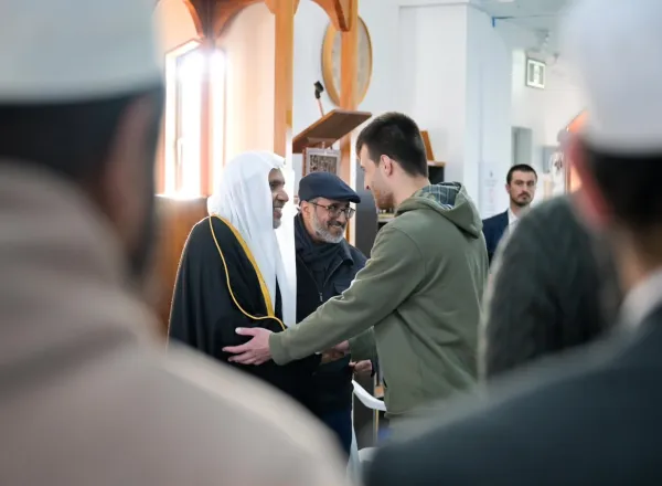 Le Secrétaire général de la Ligue islamique mondiale visite la mosquée An-Nur à Christchurch, en Nouvelle-Zélande, et annonce que la Ligue prendra en charge sa reconstruction