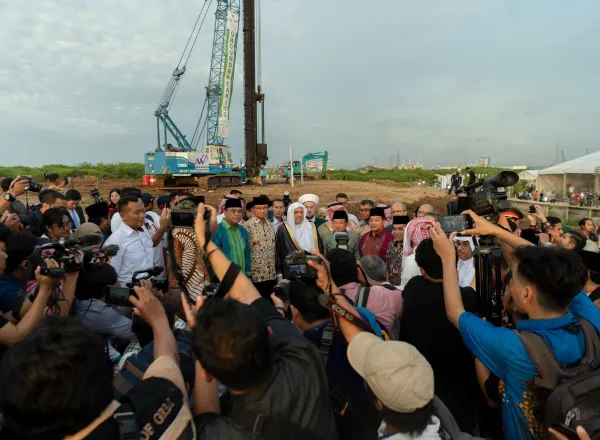 الأمين العام للرابطة ونائب الرئيس الأندونيسي يضعان حجر الأساس لفرع متحف السيرة النبوية والحضارة الإسلامية