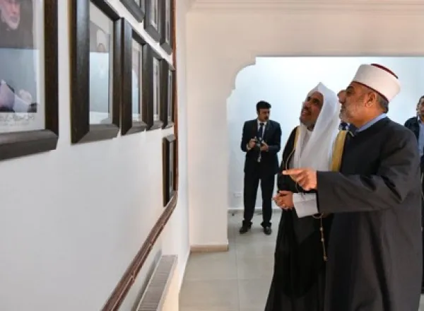 Le Grand Mufti du Royaume hachémite de Jordanie, recevant le Secrétaire Général de la Ligue, dans son bureau à Amman ; la rencontre a porté sur des sujets d’intérêt commun.