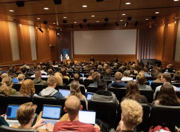 Le D.Mohammad Alissa s'est adressé aux étudiants de at BYU Kennedy Ctr à Utah sur l'importance de renforcer la tolérance la compréhension et la collaboration entre les religions. Les étudiants sont une force puissante pour la paix et le changement. LIM Utah.