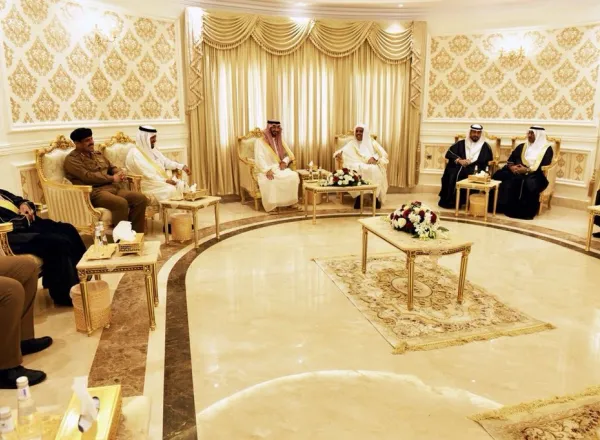 Le Prince Abdallah bin Bandar bin Abdelaziz, adjoint du gouverneur de la Mecque visitant le SG de la LIM, membre du comité des grands savants, Cheikh Abdelkarim Al-Issa dans sa demeure