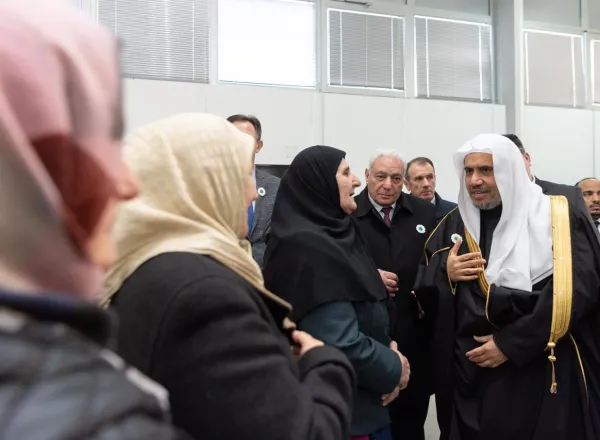 Dans le cadre de la tournée mondiale de soutien aux victimes de massacre: Mohammad Alissa dirige une délégation musulmane  comprenant aussi des responsables des différentes religions afin de rendre hommage aux victimes musulmanes du massacre de “Srebrenica”.