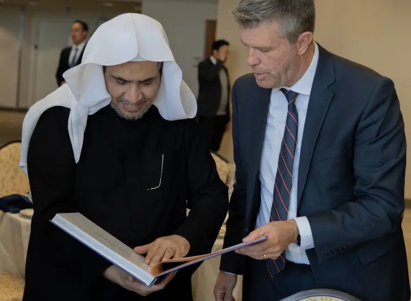 إدارة جامعة ولاية يوتا الأمريكية تستضيف معالي الشيخ د ⁧‫محمد العيسى‬⁩ لإلقاء محاضرة وتكرمه في نهاية اللقاء بدرع الجامعة باسم معاليه