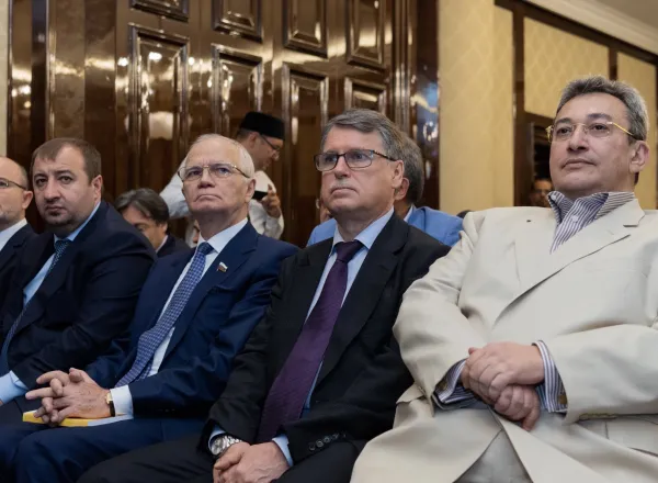Un doctorat honorifique a été remis au D. Mohammad Alissa en présence du représentant du Président russe, du Parlement russe (Douma), de cheikhs, de membres du corps diplomatique, en plus de grands académiciens spécialisés et des représentants religieux.
