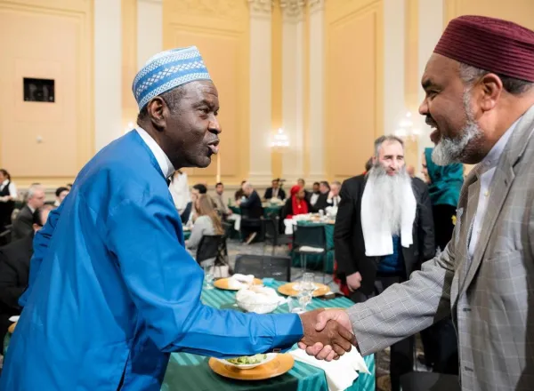 La Ligue islamique mondiale rassemble les représentants des religions et les décideurs politiques lors du premier dîner d’iftar du Ramadan au Congrès américain