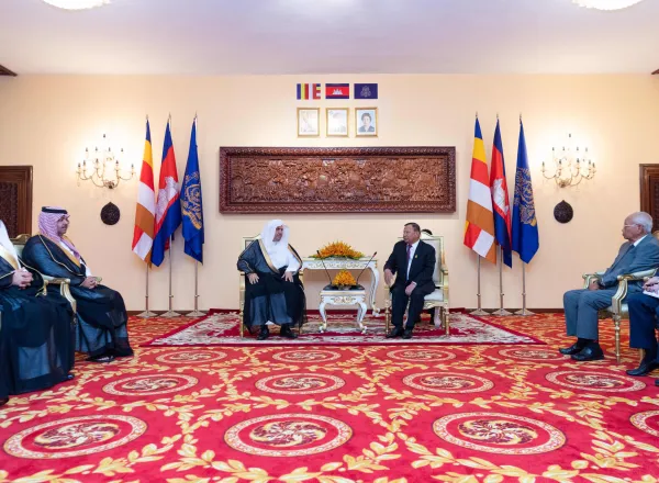 معالي الشيخ د. محمد العيسى‬⁩ يلتقي معالي رئيس مجلس الشيوخ الكمبودي السيد تشي سيم، وعدد من أعضاء المجلس