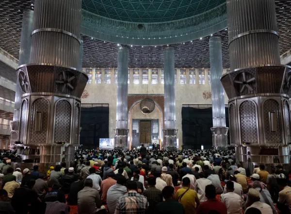 د.العيسى يُلقي خطبةَ الجمعة ويؤمُّ المصلين في جامع الاستقلال بالعاصمة الإندونيسية "جاكرتا"