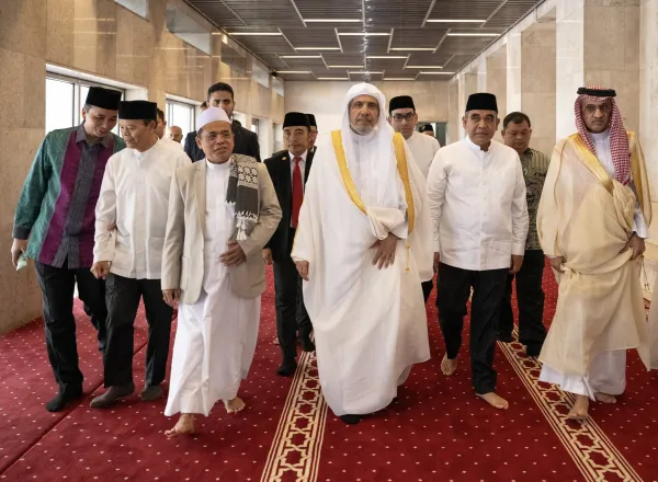 Cheikh Mohammed Al-Issa a rencontré dans la salle de réception de la mosquée Istiqlal le Président du Conseil Consultatif indonésien, son Vice-Président, ainsi qu’un certain nombre de personnalités religieuses