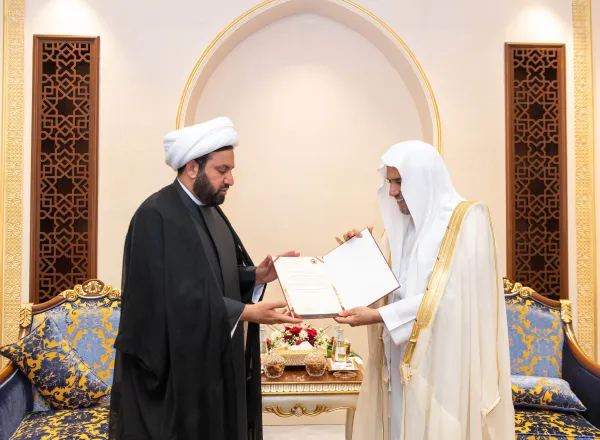 في مقر الرابطة بمكة المكرمة؛ التقى معالي الشيخ د. محمد العيسى‬⁩ بمعالي وزير الحج العراقي، الشيخ د.سامي عمران موسى المسعودي