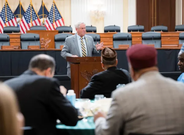 La Ligue islamique mondiale rassemble les représentants des religions et les décideurs politiques lors du premier dîner d’iftar du Ramadan au Congrès américain