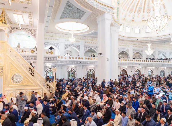 Le Président tchétchène Ramzan Kadyrov demande au D.Mohammad Alissa de faire le sermon du Vendredi dans la plus grande mosquée d’Europe après son inauguration officielle en présence de rois, de présidents de pays musulmans de savants et de ministres.