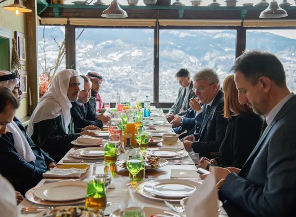 Le Président bosniaque organise à Sarajevo un déjeuner en l’honneur de Mohammad Alissa. Le Président bosniaque organise à Sarajevo un déjeuner en l’honneur de MohammadAlissa.