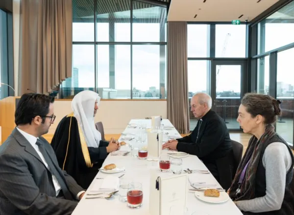اين جنابِ ارجمند، رياست اجلاس سران جوامع اسلامی در اروپا، با حضور بيش از سيصد تن از رهبران دينی و مفتی ها را برعهده دارد :