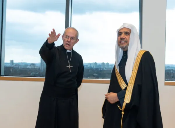اين جنابِ ارجمند، رياست اجلاس سران جوامع اسلامی در اروپا، با حضور بيش از سيصد تن از رهبران دينی و مفتی ها را برعهده دارد :