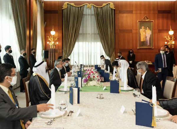 تلبية لدعوة من الحكومة التايلندية تتضمن اللقاء برئيس الوزراء، ورئيس البرلمان، وبعض الوزراء، وقيادات أتباع الأديان