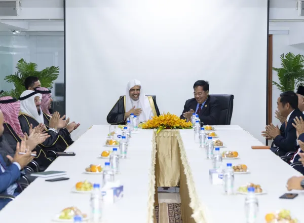 At the Islamic Center in Phnom Penh, Cambodian Islamic leaders commended Dr. Mohammad Alissa’s efforts promoting religious harmony in diverse societies, an undertaking that has helped Muslim minorities there.