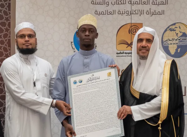 معالي الشيخ د.⁧محمد العيسى⁩، يسلم الشهادات القرآنية للمجازين بالسند المتصل لنبينا الكريم صلى الله عليه وسلم، عبر المقرأة الإلكترونية من 10 دول حول العالم