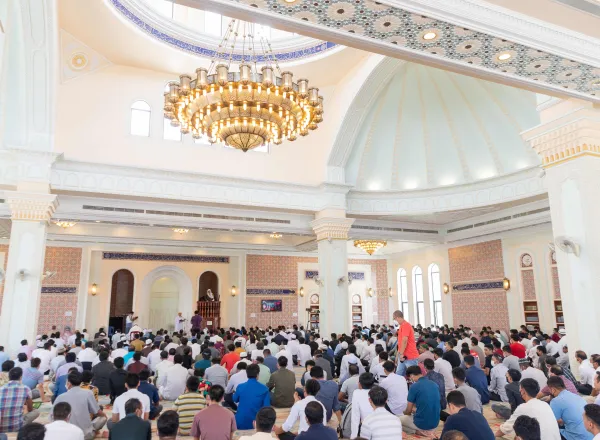 Suite à une demande des responsables musulmans cambodgiens Mohammad Alissa effectue le sermon du Vendredi dans la grande mosquée de la capitale Phnom Penh sur le rôle de la composante islamique dans la société nationale.