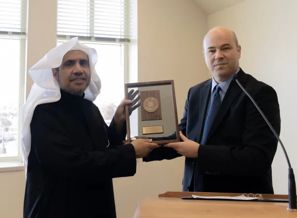 إدارة جامعة ولاية يوتا الأمريكية تستضيف معالي الشيخ د ⁧‫محمد العيسى‬⁩ لإلقاء محاضرة وتكرمه في نهاية اللقاء بدرع الجامعة باسم معاليه